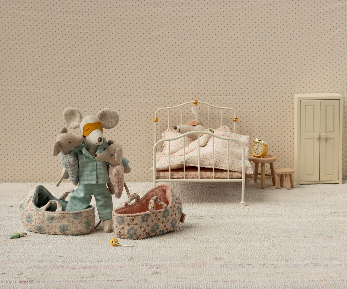 Maileg Baby mouse in carry cot - Rose