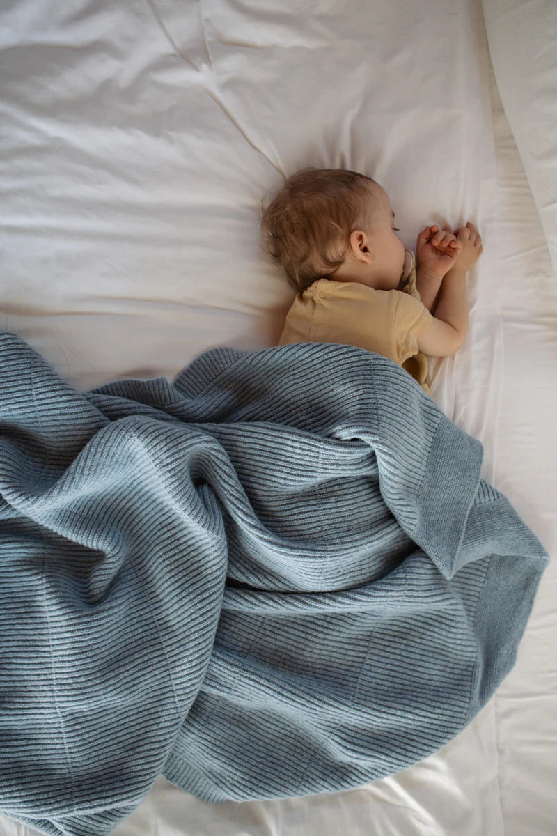 Hvid blanket Gaston frost blue (100 X 140 CM)